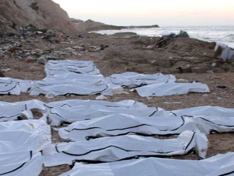 Decine di morti sulla spiaggia libica di Zawiya dopo un naufragio (foto LaPresse)