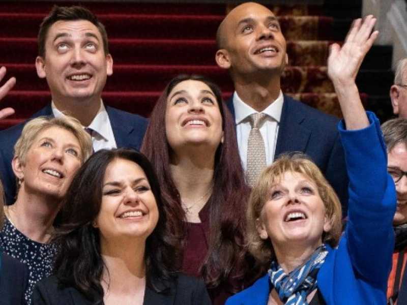 Gli 11 membri dell'Independent group insieme alla Camera dei comuni (Foto LaPresse)