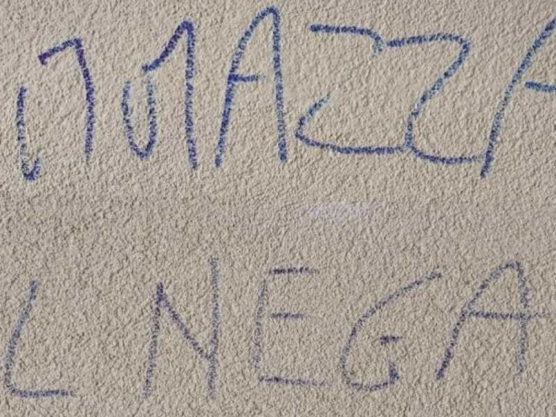 La scritta sul muro di casa di una coppia di Melegnano, nel Milanese che ha adottato un giovane senegalese 