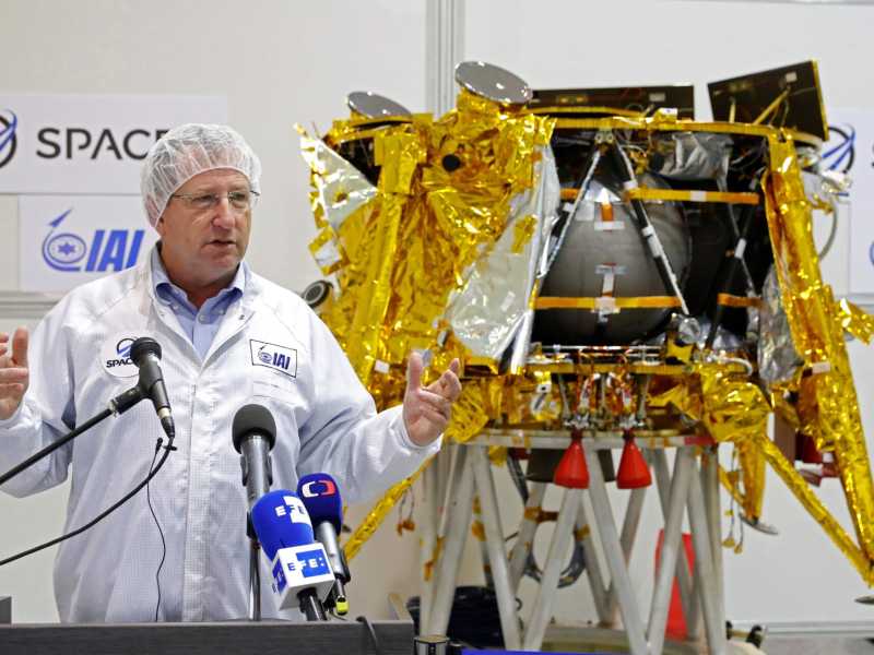 Il direttore dell'agenzia aerospaziale israeliana Opher Doron alla presentazione del nuovo razzo (Foto LaPresse)