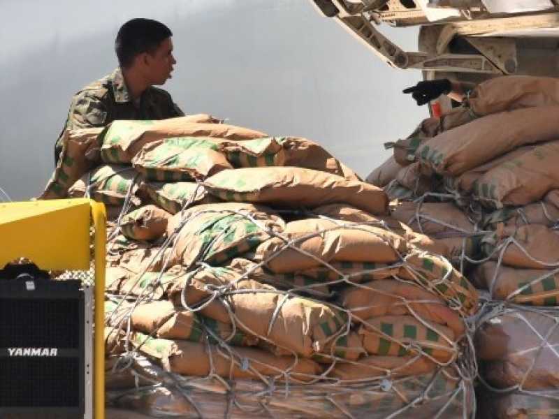 Soldati brasiliani scaricano aiuti umanitari per il Venezuela in un aeroporto brasiliano vicino al confine che Maduro ha ordinato di chiudere. Foto LaPresse