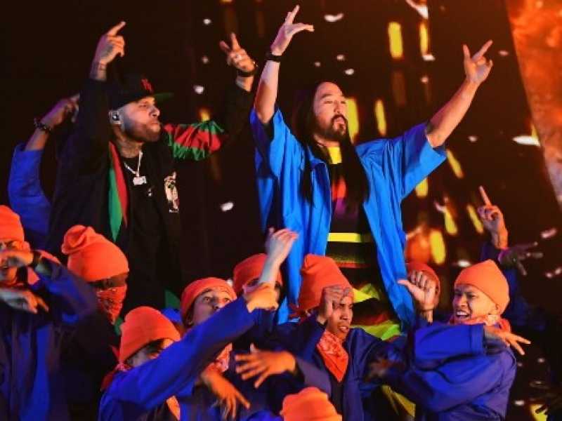 Steve Aoki (a destra) ai Latin Grammy Awards di Las Vegas. Foto LaPresse