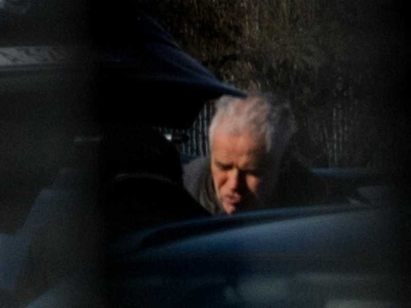 Roberto Formigoni scortato da due guardie entra nel carcere di Bollate. Foto LaPresse
