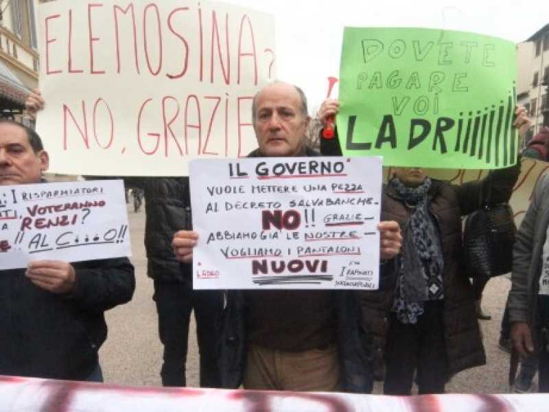 Una manifestazione del 2015 dei risparmiatori "truffati". Foto LaPresse