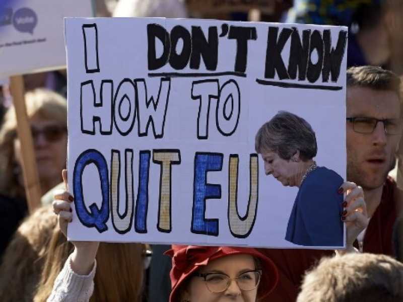 "Non sono come lasciarti". Lo striscione dei manifestanti anti-Brexit a Londra (Foto LaPresse)