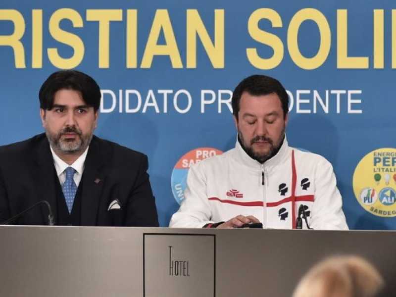 Christian Solinas, neogovernatore della Sardegna, con Giorgia Meloni, Matteo Salvini e Silvio Berlusconi (foto LaPresse)