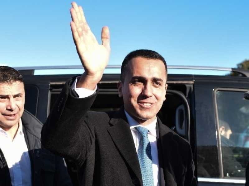 Luigi Di Maio con gli allevatori e pastori sardi. Foto LaPresse