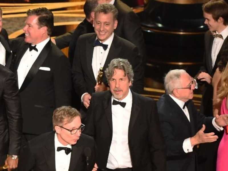 Peter Farrelly e il cast di Green Book sul palco degli Oscar 2019. Foto LaPresse