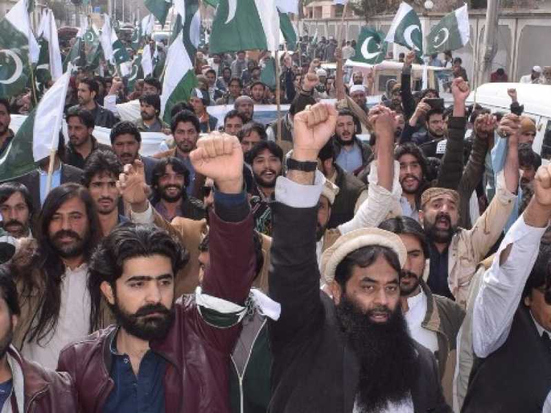 I manifestanti pachistani espongono degli slogan contro l'India durante una manifestazione del 27 febbraio (Foto LaPresse)