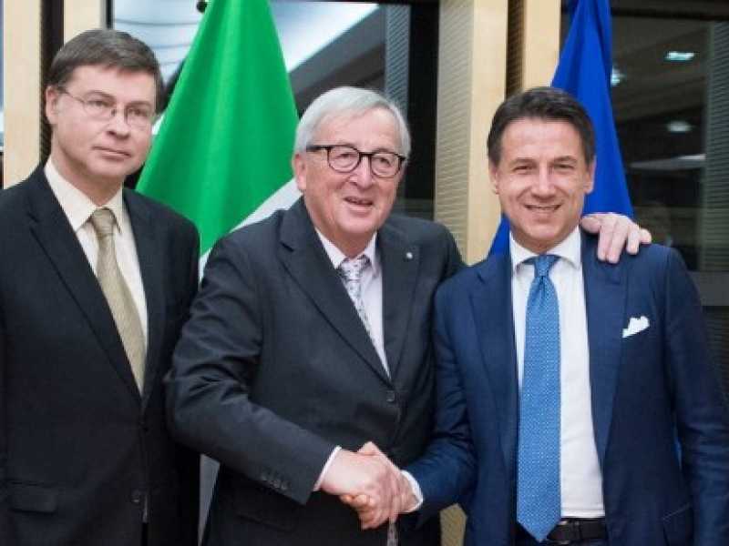 Da sinistra Pierre Moscovici, Valdis Dombrovskis, Jean-Claude Juncker, Giuseppe Conte e Giovanni Tria (foto LaPresse)