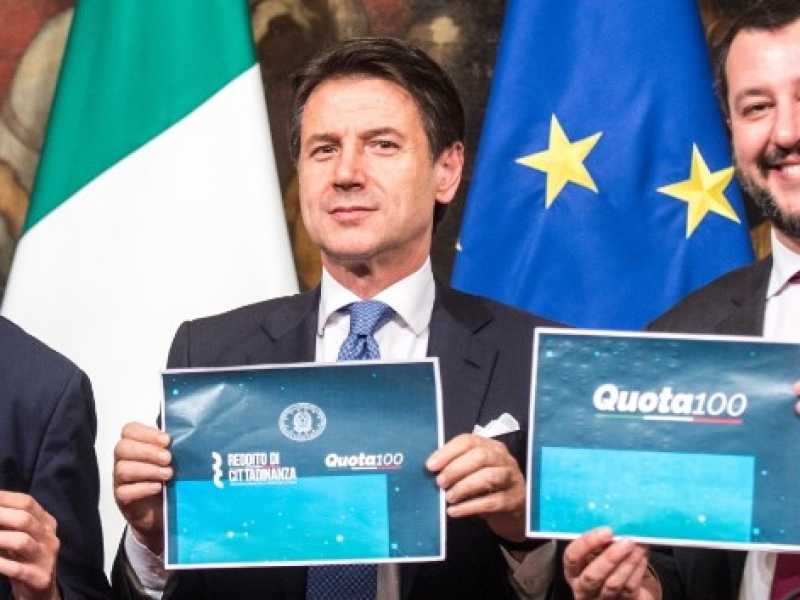 Luigi Di Maio, Giuseppe Conte e Matteo Salvini presentano la manovra finanziaria a Palazzo Chigi (Foto Imagoeconomica)