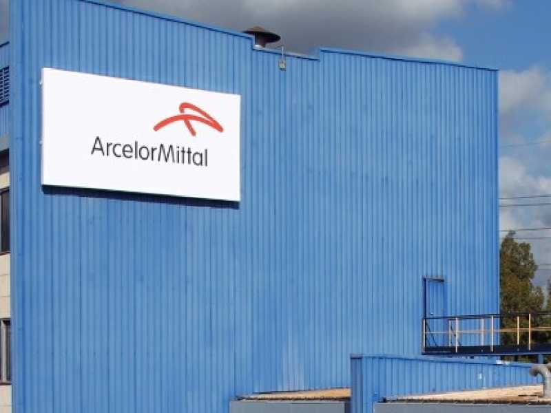 Sulla fabbrica di Taranto l'insegna ArcelorMittal (foto LaPresse)
