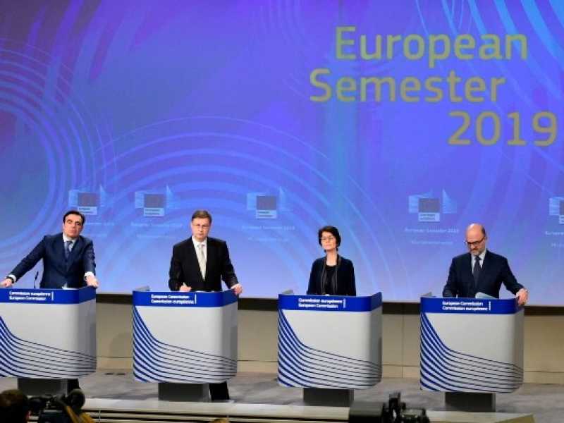 Valdis Dombrovskis (secondo da sinistra) e Pierre Moscovici (ultimo a destra) illustrano i country report della Commissione europea (foto LaPresse)