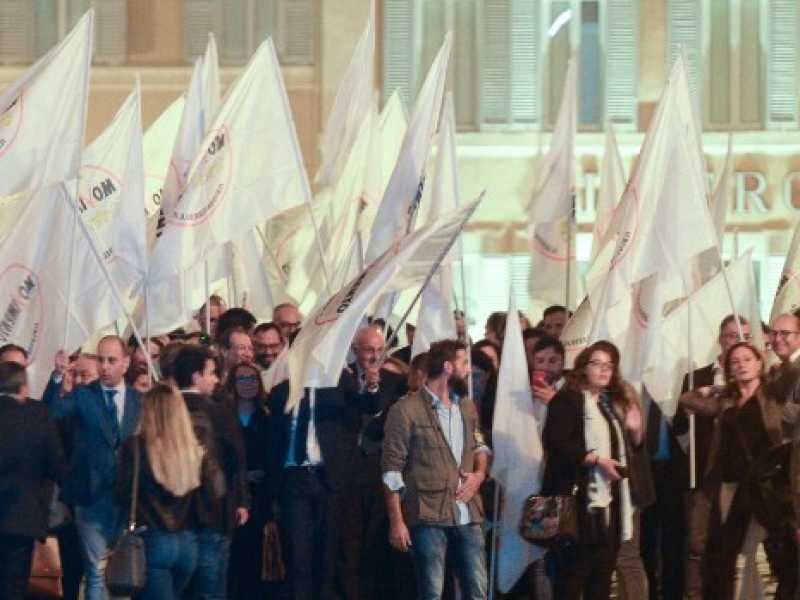 I militanti del M5s esultano per l'approvazione della manovra (Foto Imagoeconomica)