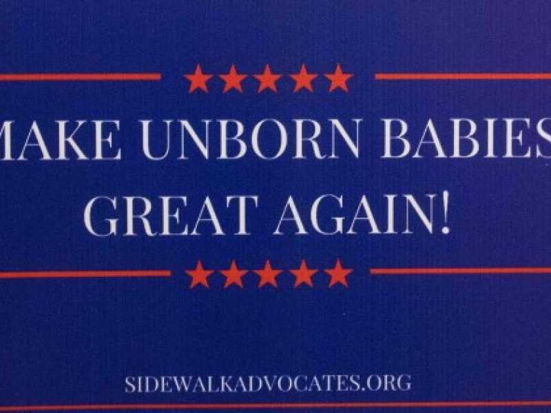 Un manifesto prolife comparso alla manifestazione per la vita di Washington lo scorso 17 gennaio (foto LaPresse)