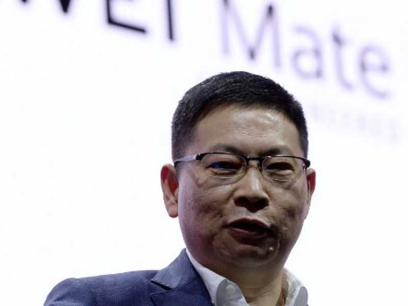 Richard Yu, ceo della divisione prodotti consumer di Huawei presenta il nuovo smartphone pieghevole Huawei Mate X al Mobile World Congress 2019 (foto LaPresse)