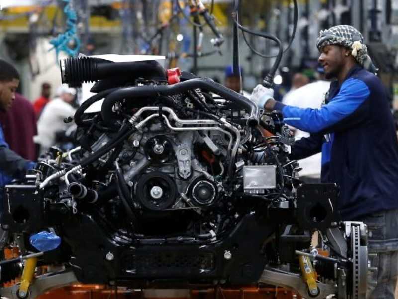 Operai in uno stabilimento Fca in Michigan (foto Reuters)