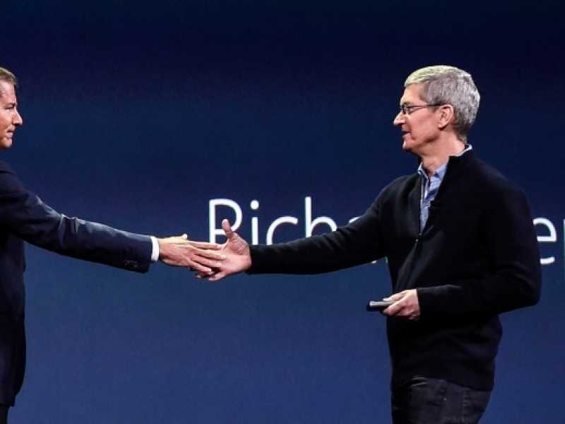 Richard Plepler stringe la mano al ceo di Apple Tim Cook durante un evento a San Francisco (foto LaPresse)