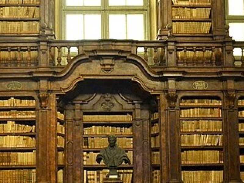 Biblioteca dei Girolamini, Napoli (foto via Wikimedia)