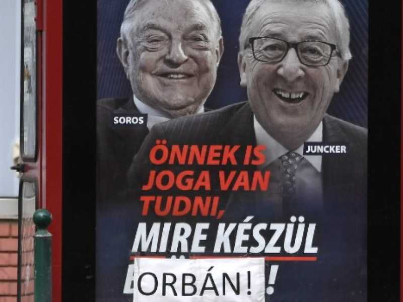 I manifesti sparsi per le citt&agrave; ungheresi che accusano George Soros e Jean-Claude Juncker di aver fatto entrare troppi migranti in Europa (Foto LaPresse)