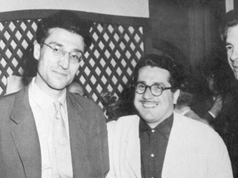 Cesare Pavese dopo la consegna del premio Strega nel 1950. Foto LaPresse