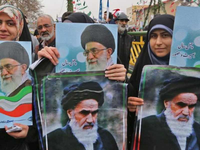Donne festeggiano il quarantesimo anniversario della rivoluzione islamica a Teheran (foto LaPresse)