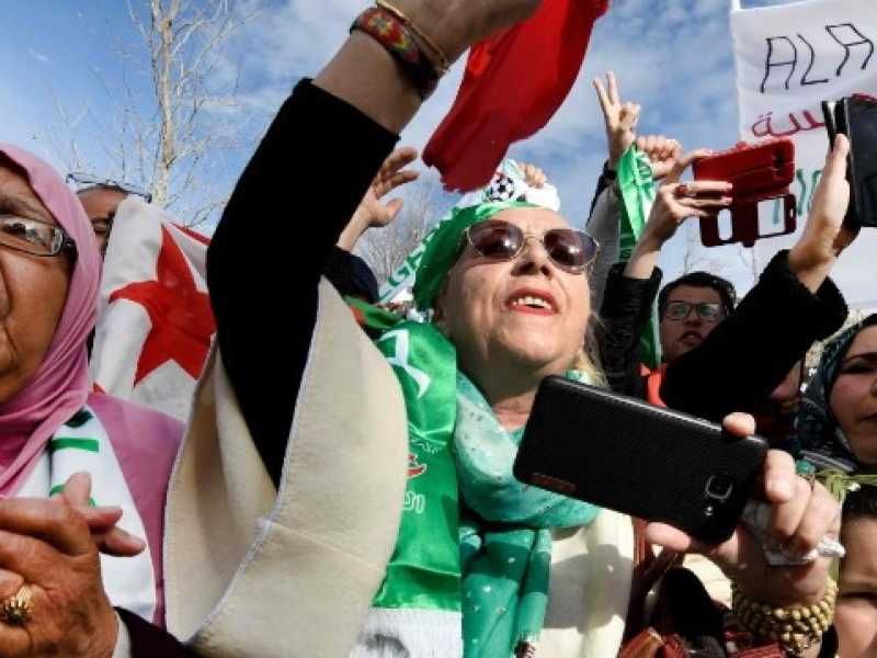 Manifestanti con le bandiere algerine durante un sit-in contro un quinto mandato del presidente Bouteflika