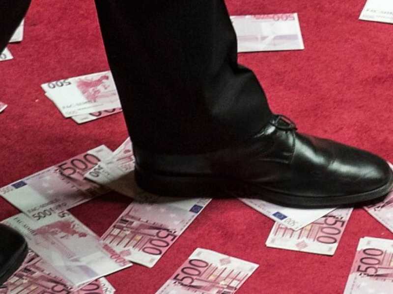 Senato, dl sulle banche venete. Nella foto la protesta del M5s che lancia in Aula finte banconote da 500 euro (foto LaPresse)