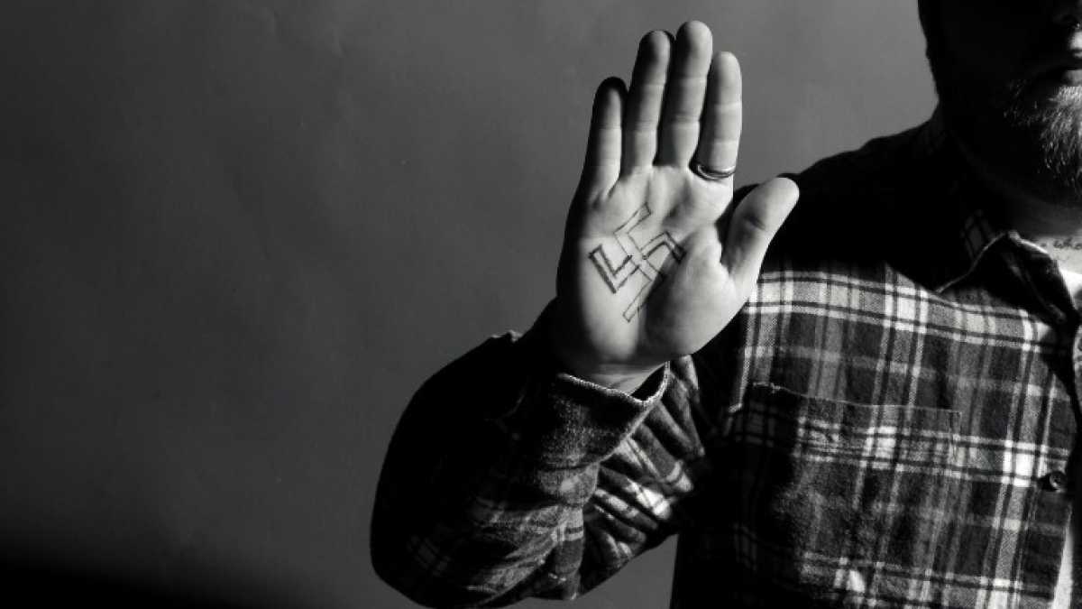 Immagine di Il capo di gabinetto della provincia di Trento si tatua una svastica, ma va tutto bene