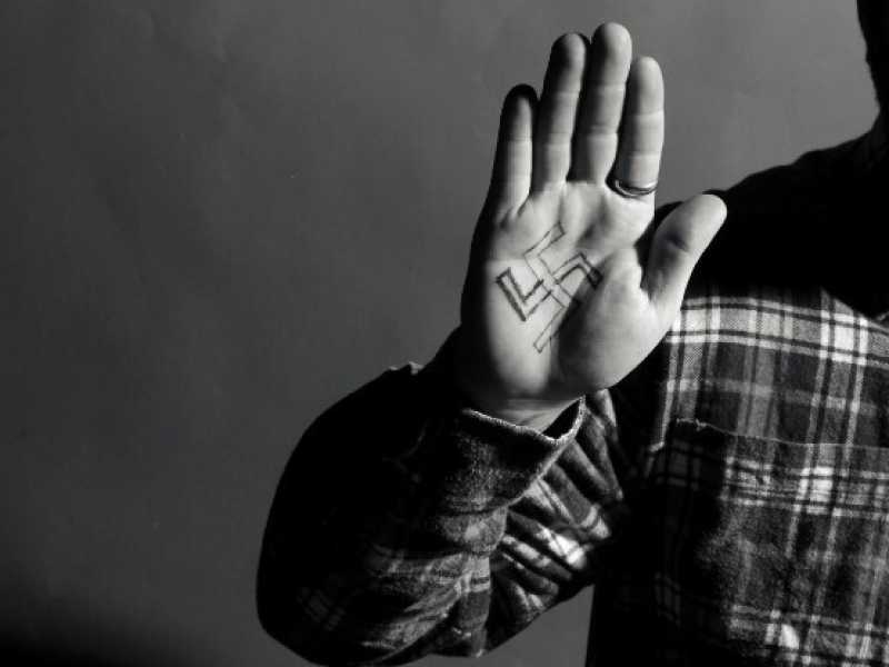 Il capo di gabinetto della provincia di Trento si tatua una svastica, ma va tutto bene