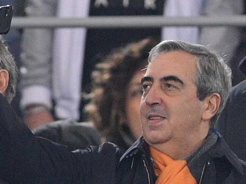 Il senatore di Forza Italia, Maurizio Gasparri, si fa un selfie allo stadio (Foto LaPresse)
