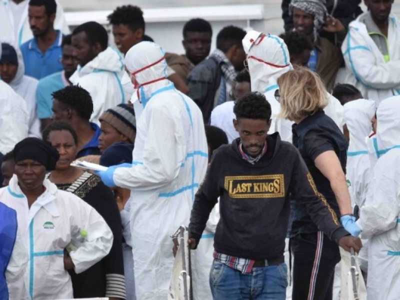 La nave Diciotti della guardia costiera italiana al porto di Catania (foto LaPresse)