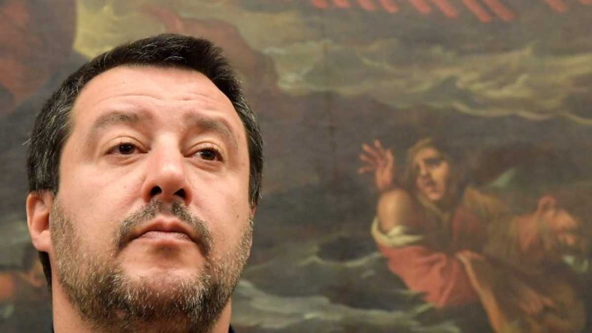 Immagine di Salvini, due pesi e due vaccini