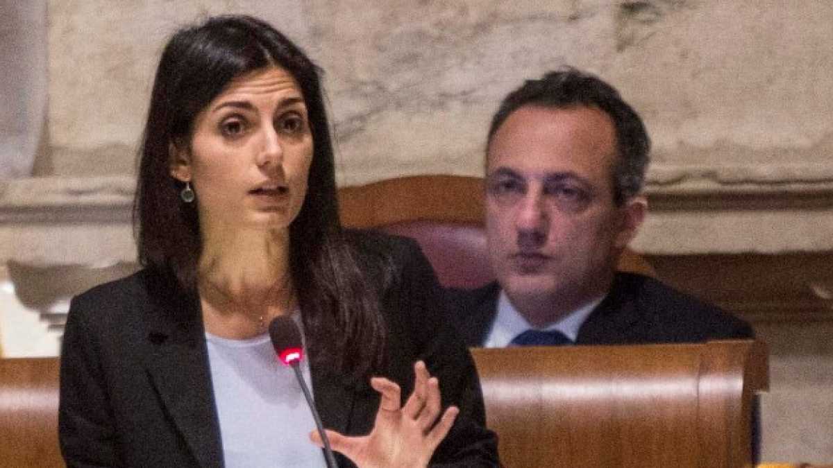 Immagine di Attenzione, cominciano a mollare la Raggi
