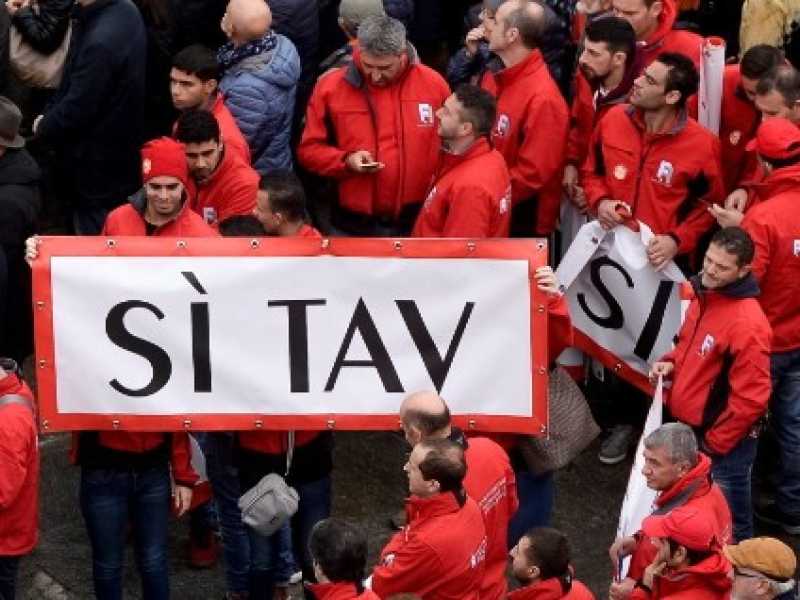 TAV, manifestazione a favore dell'opera organizzata da 'S&igrave;, Torino va avanti' (foto LaPresse)