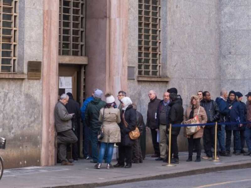 Alcune persone fanno la fila all'Inps per richiedere il reddito di cittadinanza (Foto LaPresse)