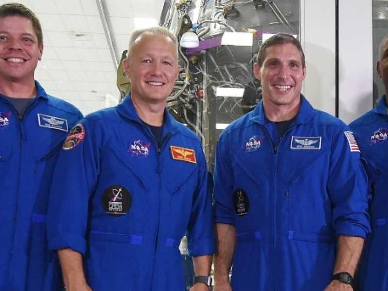 Gwynne Shotwell con gli astronauti della Nasa in visita al quartier generale di SpaceX. Foto LaPresse