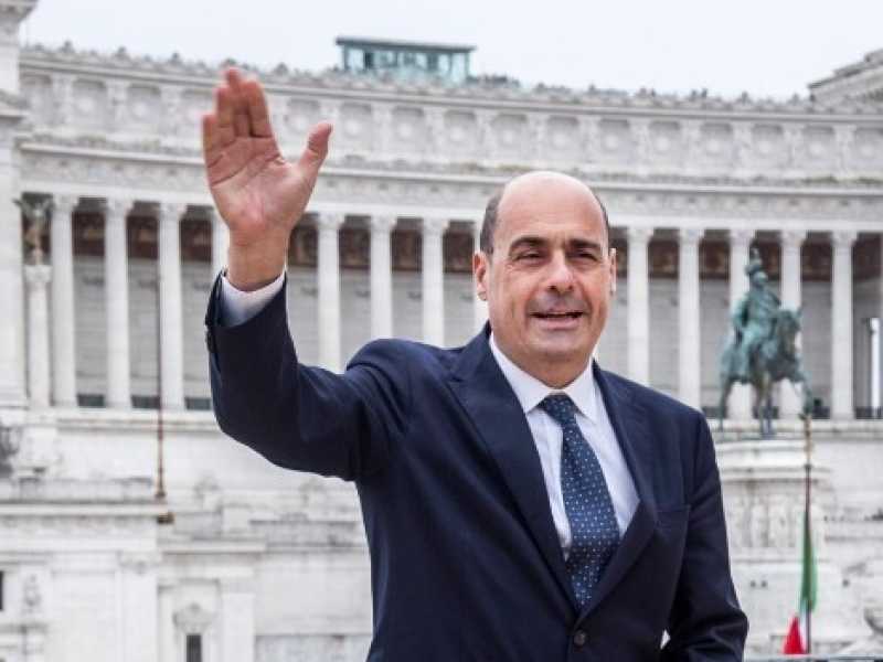 Il segretario del Pd, Nicola Zingaretti, a Piazza Venezia dopo l'incontro con Frans Timmermans (Foto LaPresse)