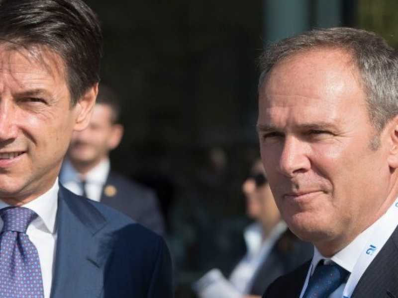 Il premier Giuseppe Conte con Paolo Gallo, ad di Italgas. Foto LaPresse