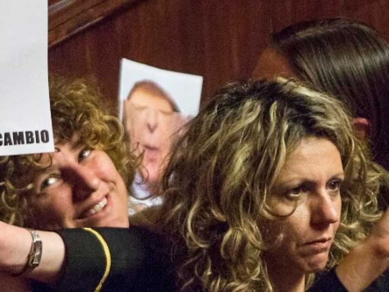 Senato, protesta del M5s nel 2014, Ddl voto di scambio politico-mafioso (LaPresse)