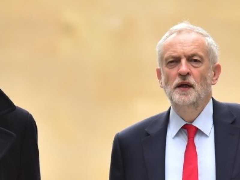Jeremy Corbyn con Seumas Milne (foto LaPresse