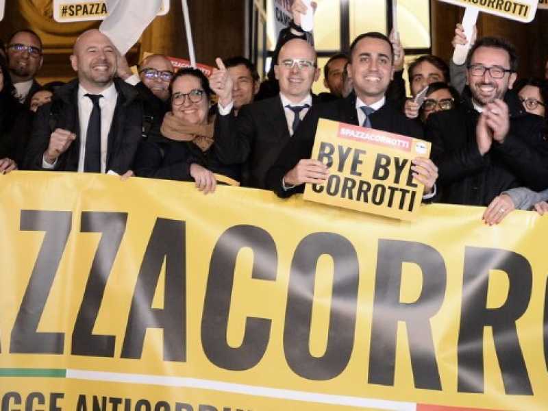 Luigi Di Maio e Alfonso Bonafede festeggiano l'approvazione dello &ldquo;spazzacorrotti&rdquo; davanti alla Camera (foto LaPresse)