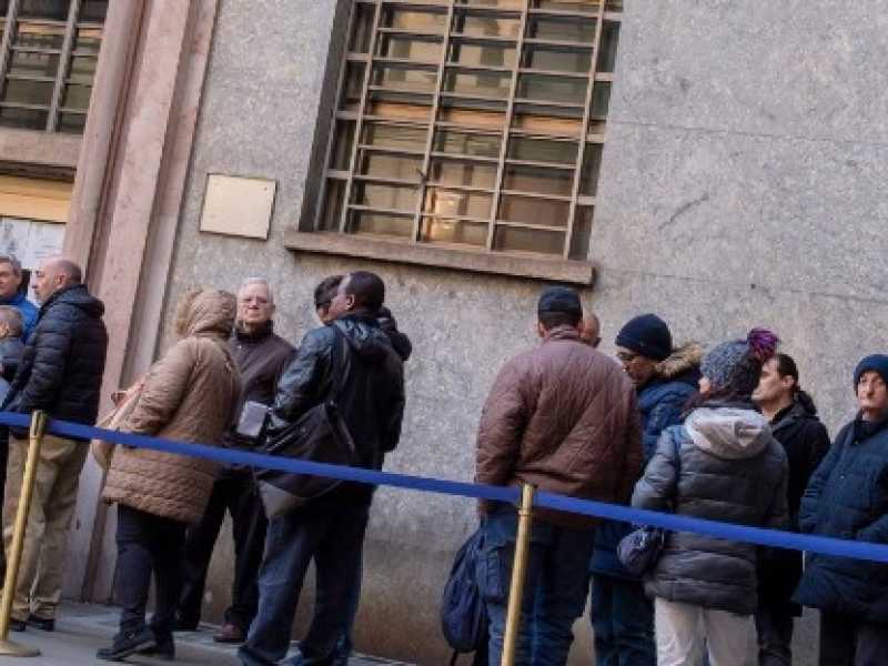 Torino, reddito di cittadinanza: primo giorno per richiedere la domanda (foto LaPresse)