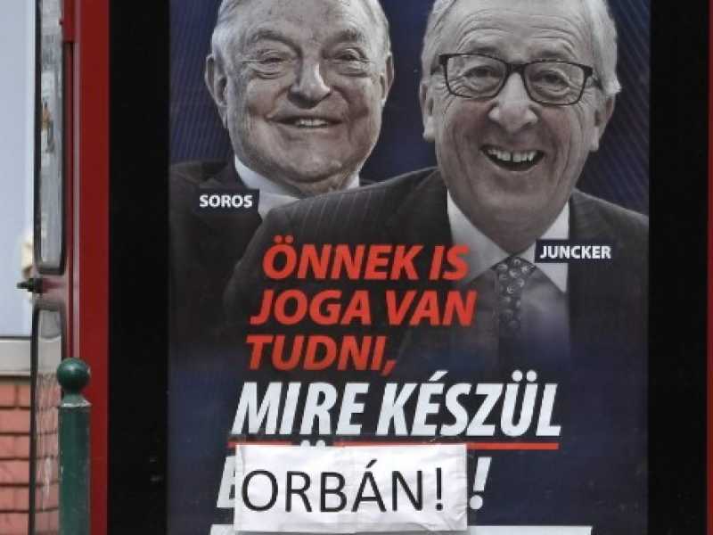 La campagna mediatica di Viktor Orb&aacute;n, che ha accusato George Soros e Jean-Claude Juncker di essere responsabili della crisi dei migranti in Europa (Foto LaPresse)