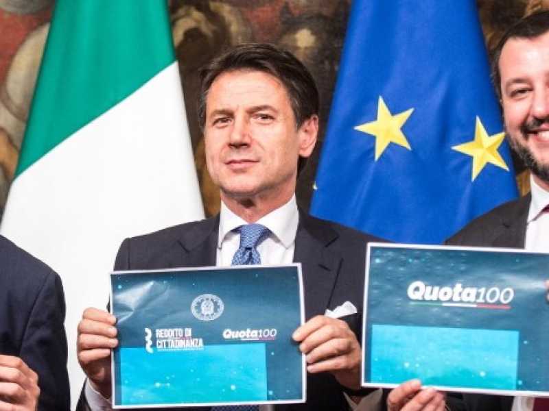 Luigi Di Maio, Giuseppe Conte e Matteo Salvini presentano Quota 100 e il reddito di cittadinanza a Palazzo Chigi (Foto Imagoeconomica)