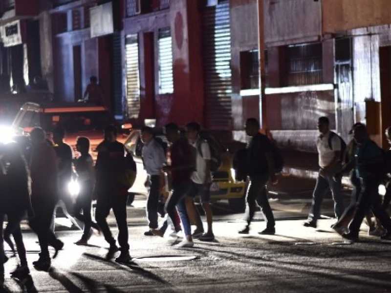 Caracas al buio durante la sera di gioved&igrave;. Foto LaPresse