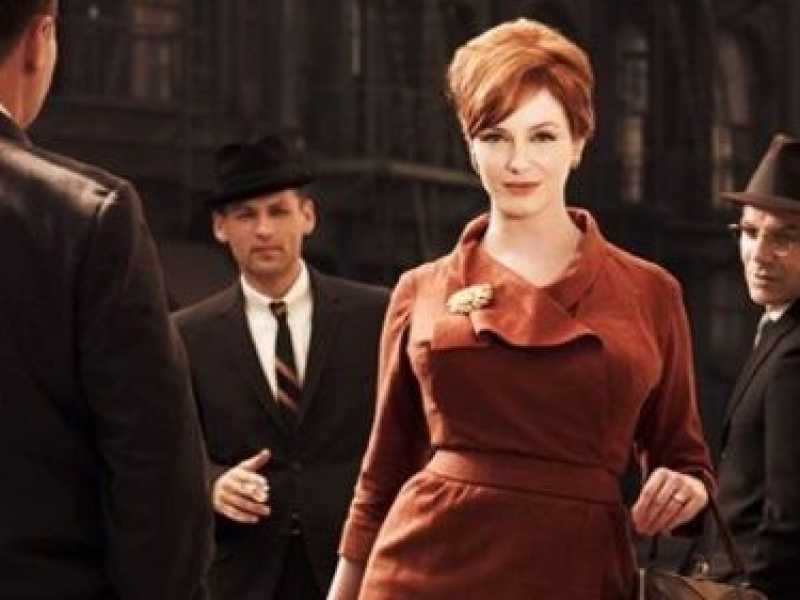 Christine Hendricks nel ruolo di Joan Holloway nella serie tv Mad Men