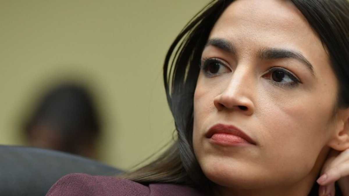 Immagine di Ocasio-Cortez e il necrologio pubblico del centrismo dem