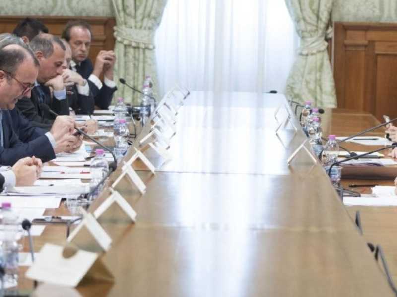 Un incontro sulla Tav con Giuseppe Conte, Di Maio, Toninelli e Castelli(foto LaPresse/Palazzo Chigi/Filippo Attili)