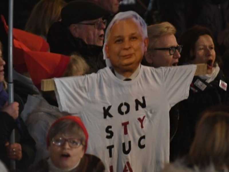 Una manifestazione a Varsavia contro il PiS (Foto LaPresse)